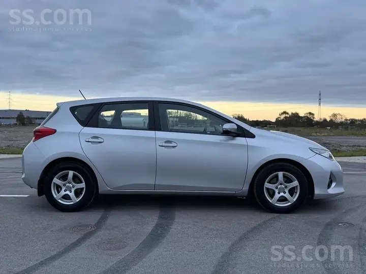 Toyota Auris 2013 photo 3