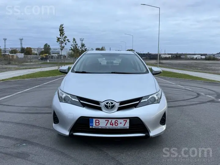 Toyota Auris 2013 photo 2