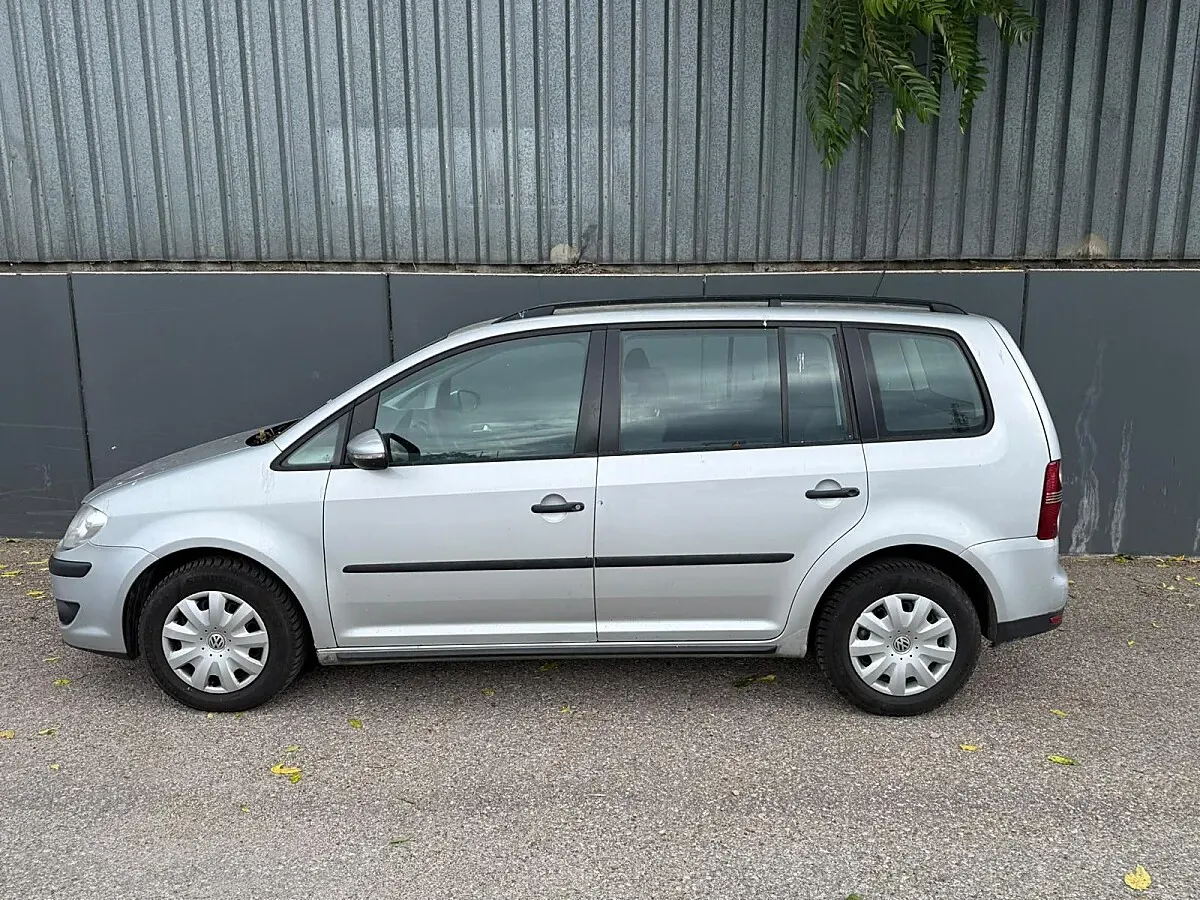 Volkswagen Touran 2010 photo 2