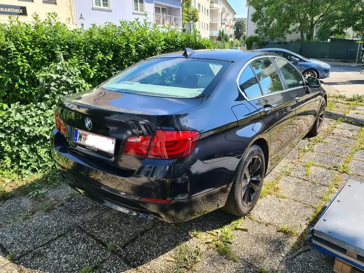 BMW 5 Series 2011 photo 2