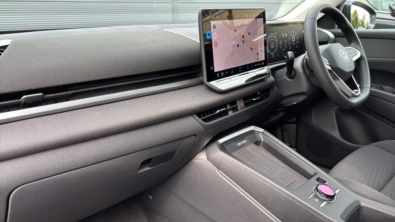 Volkswagen T-Roc photo 2