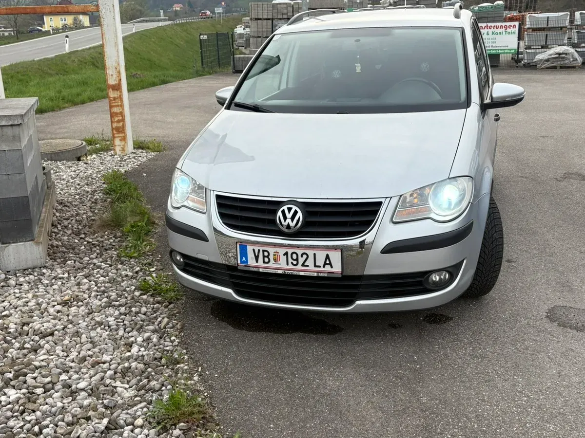 Volkswagen Touran 2009 photo 2