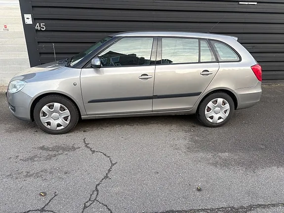 Skoda Fabia 2009 photo 2