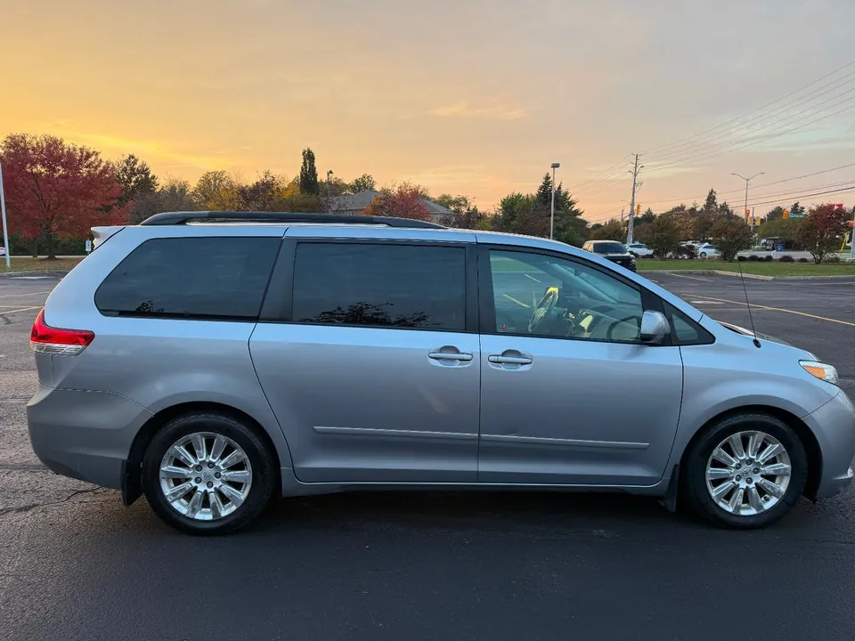 Toyota Sienna 2011 photo 4