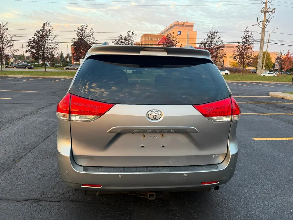 Toyota Sienna 2011 photo 3
