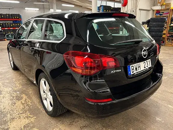 Opel Astra 2011 photo 2