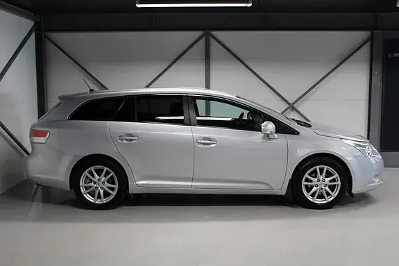 Toyota Avensis 2011 photo 2