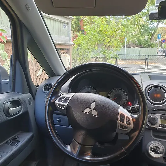 Mitsubishi Colt 2011 photo 2