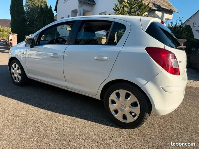 Opel Corsa 2012 photo 2