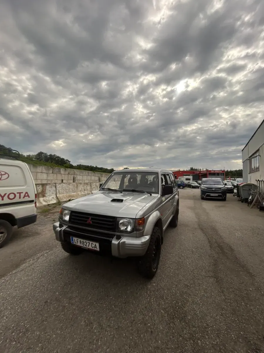 Mitsubishi Pajero 1997 photo 2