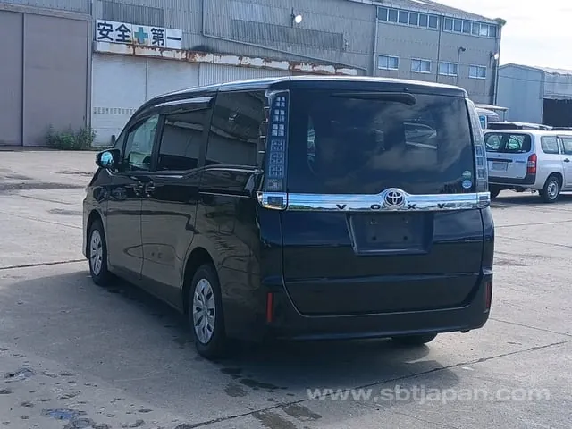 Toyota Voxy 2016 photo 5