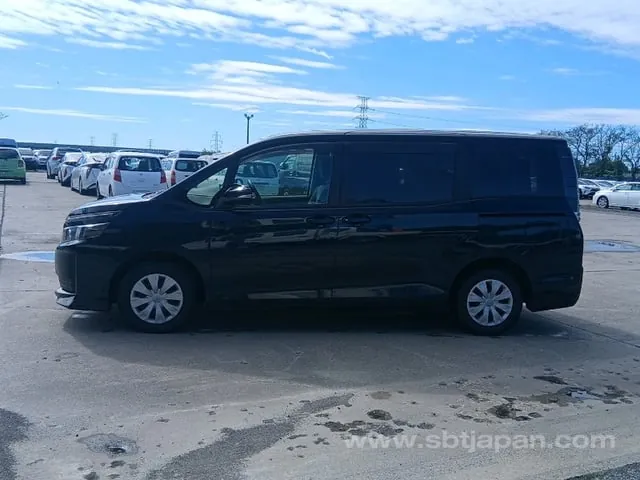 Toyota Voxy 2016 photo 4