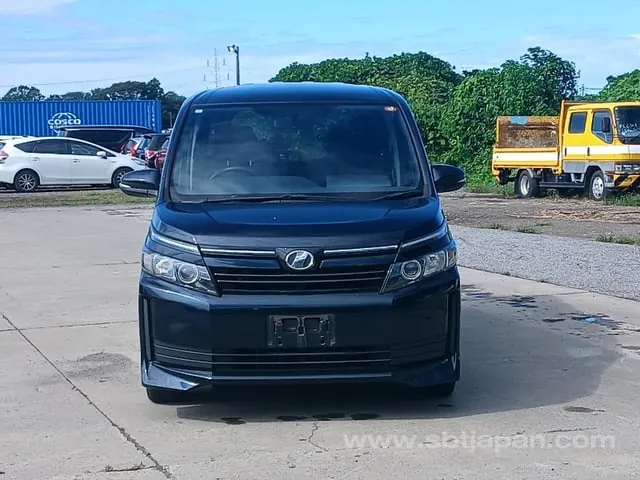 Toyota Voxy 2016 photo 2
