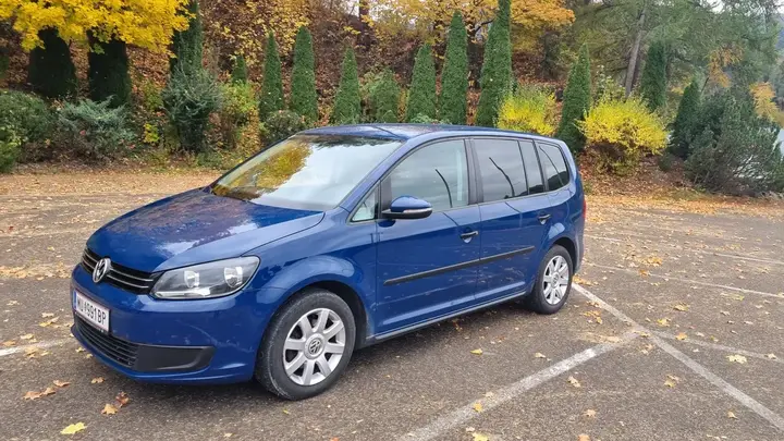 Volkswagen Touran 2011 photo 2