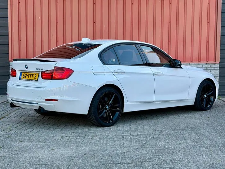 BMW 3 Series 2012 photo 3
