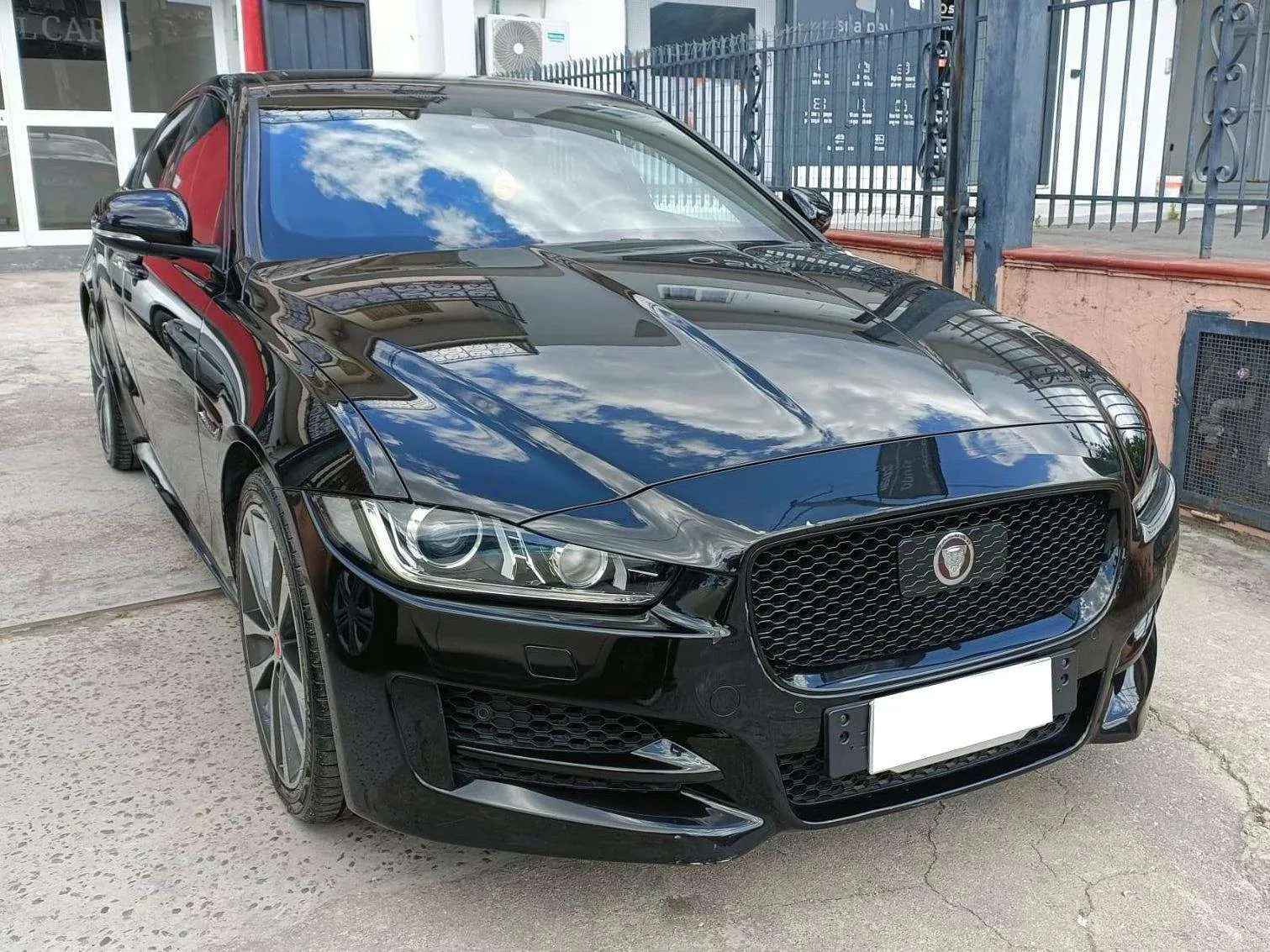 Jaguar Xe 2017 photo 3