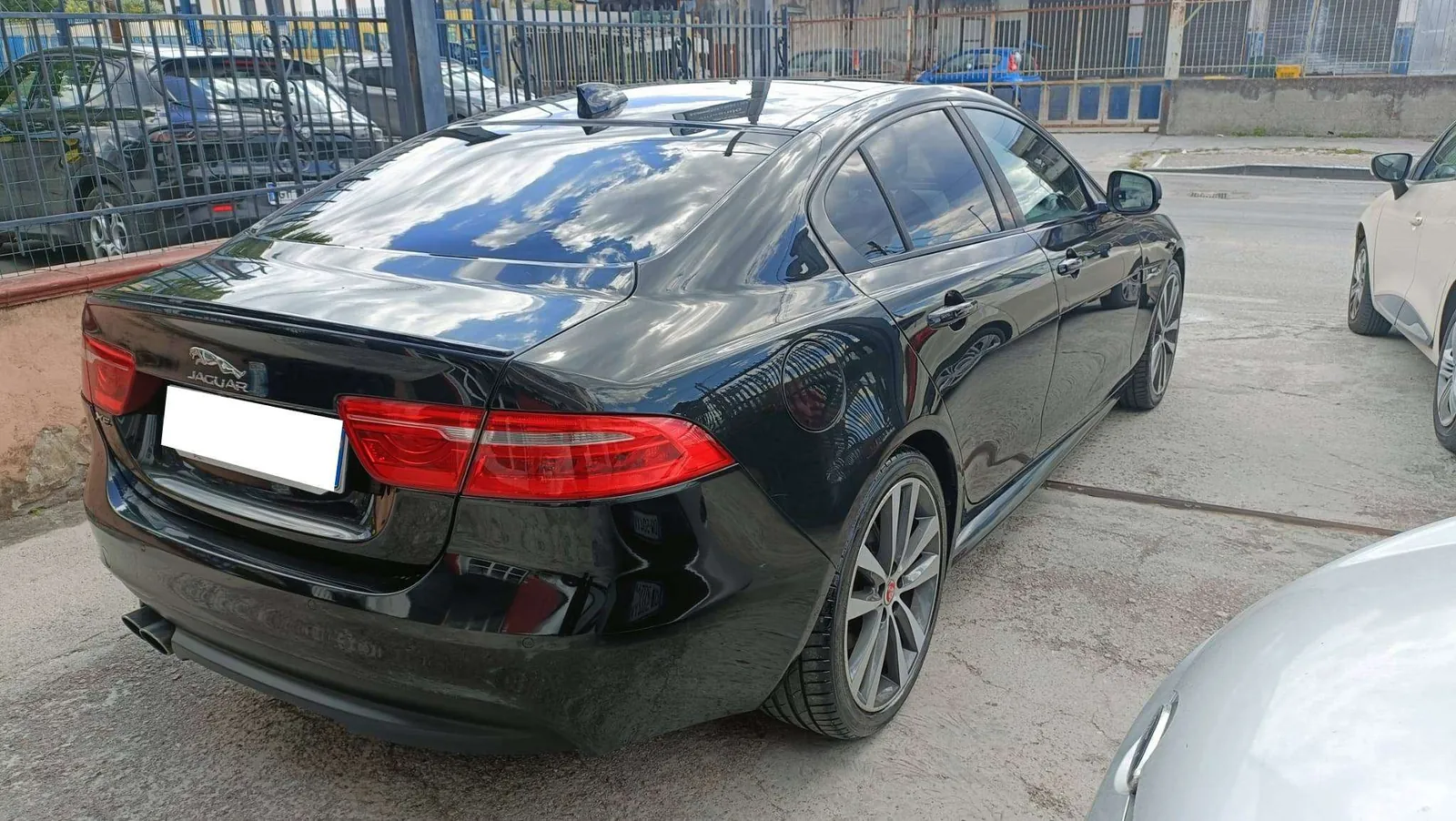 Jaguar Xe 2017 photo 4