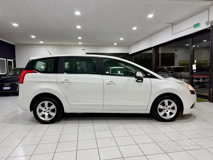 Peugeot 5008 2011 photo 4