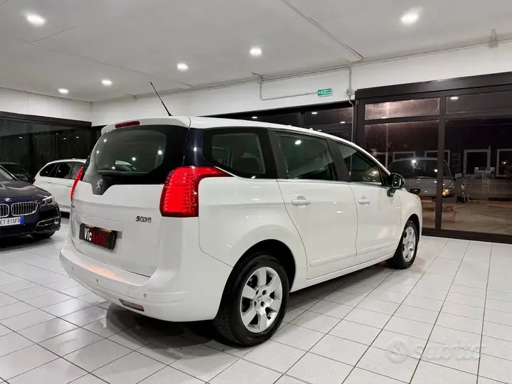 Peugeot 5008 2011 photo 5