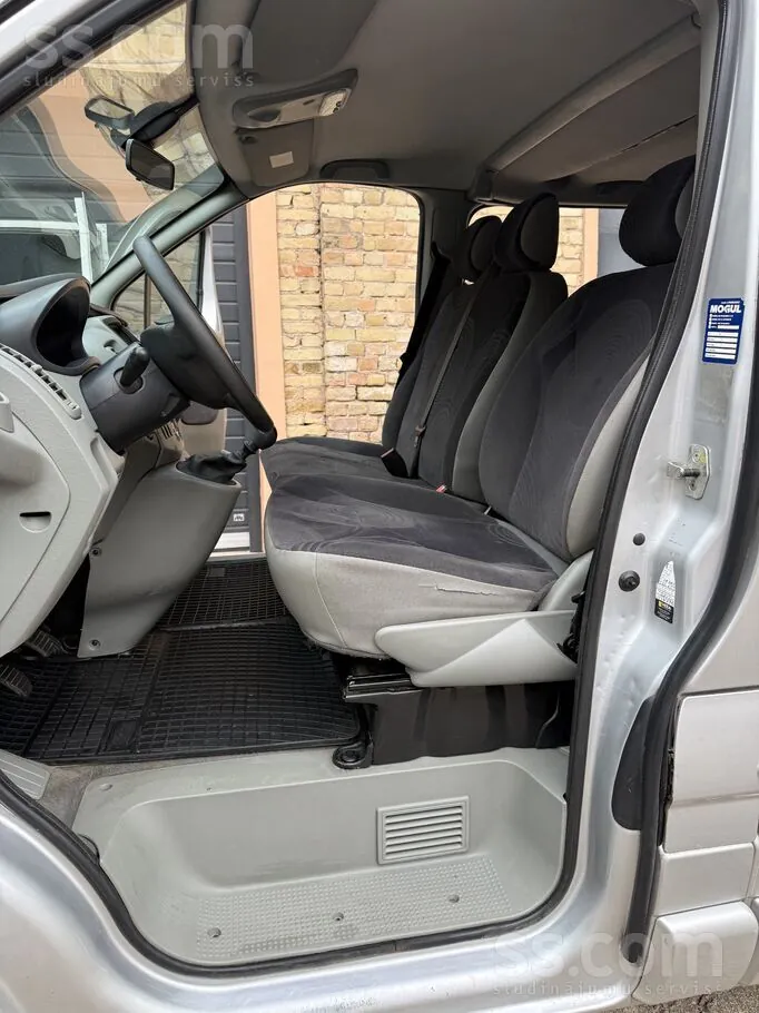 Renault Trafic 2011 photo 2