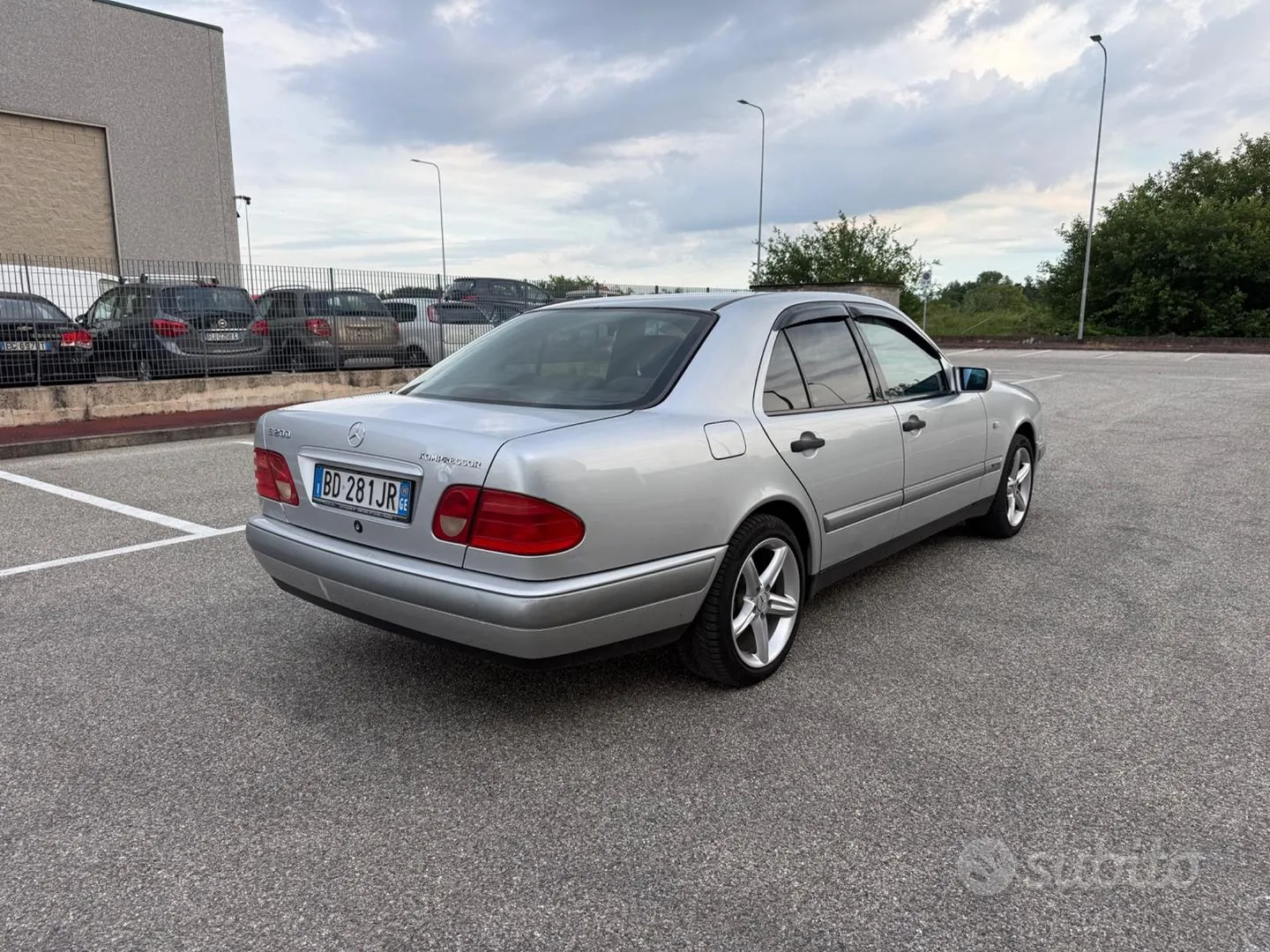Mercedes-Benz E 200 1999 photo 4