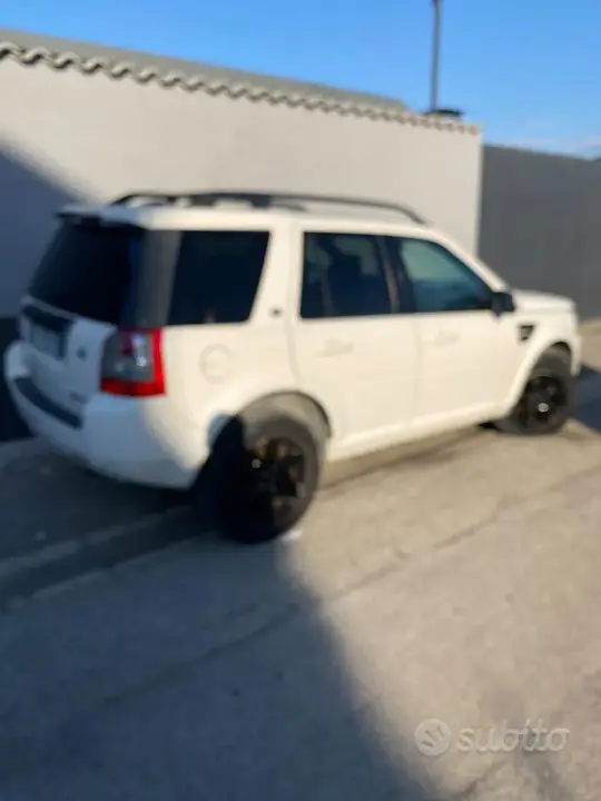 Land Rover Freelander 2010 photo 2