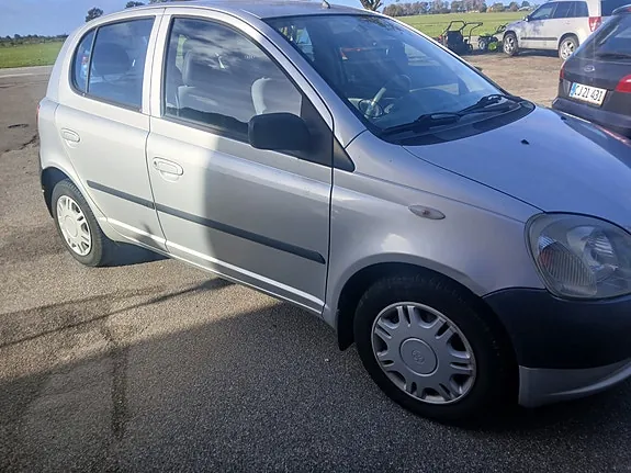 Toyota Yaris 2000 photo 2