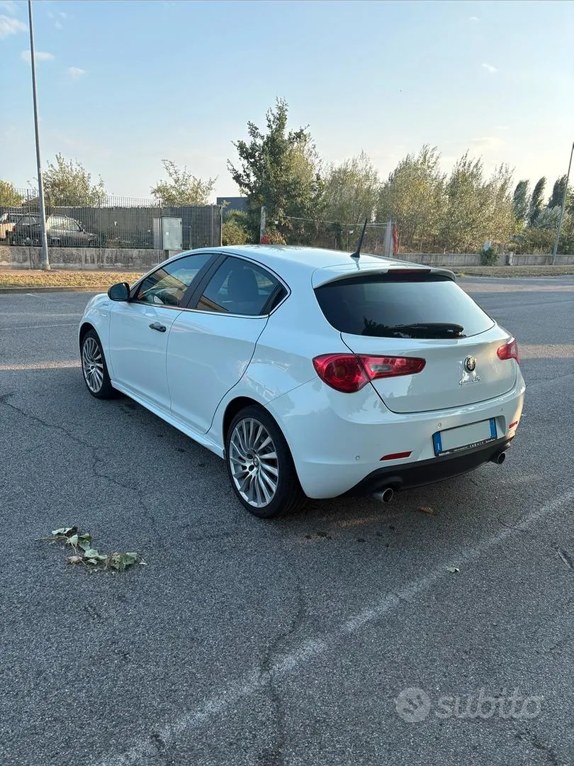 Alfa Romeo Giulietta 2014 photo 2