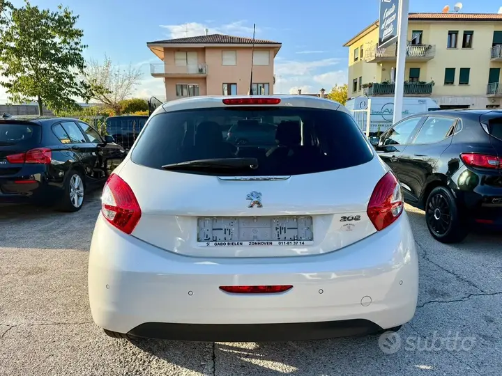 Peugeot 208 2015 photo 5