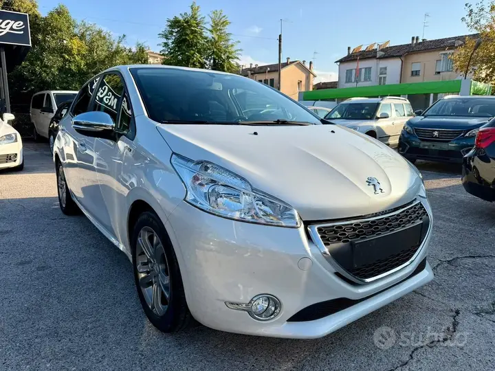 Peugeot 208 2015 photo 3