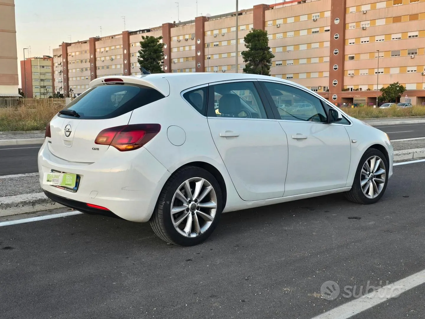 Opel Astra 2010 photo 2