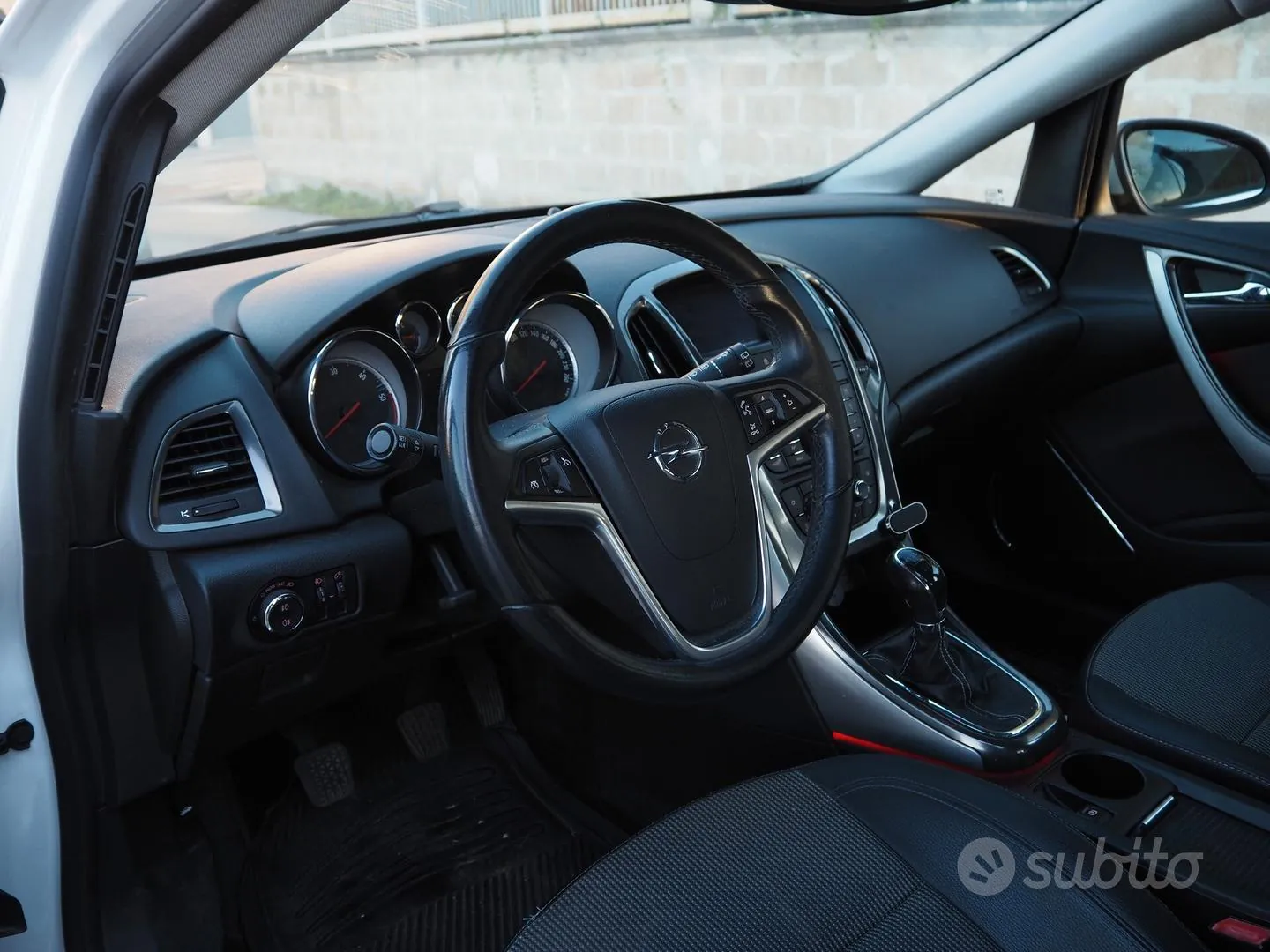 Opel Astra 2010 photo 4