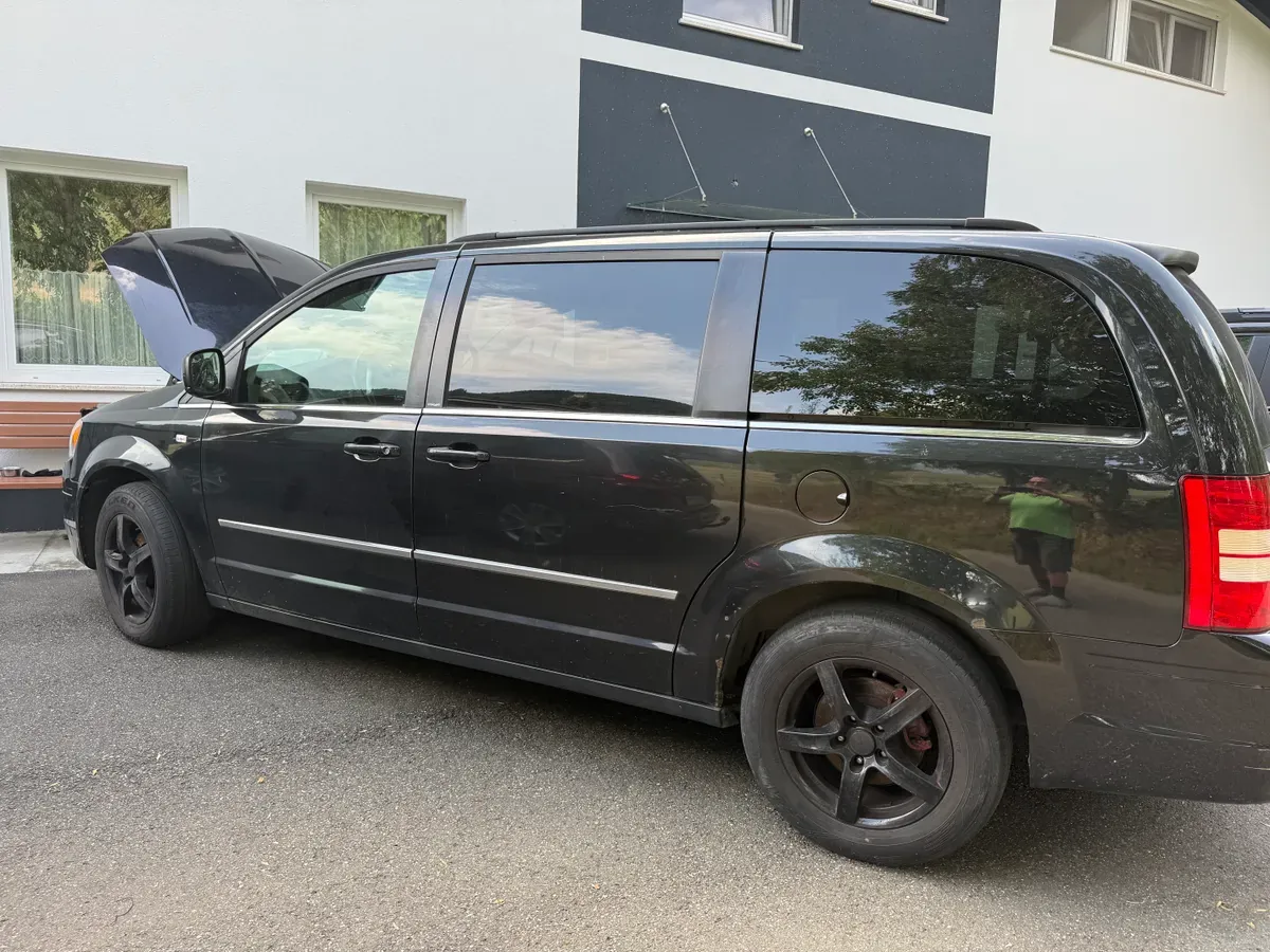 Chrysler Voyager 2009 photo 2