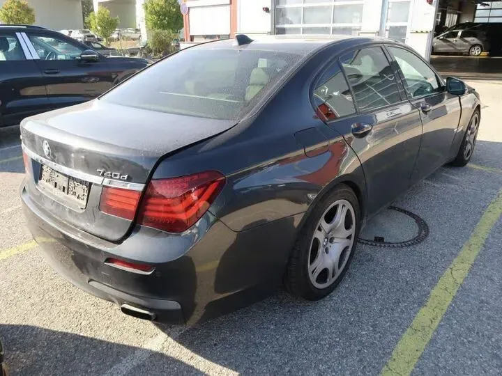 BMW 7 Series 2012 photo 3
