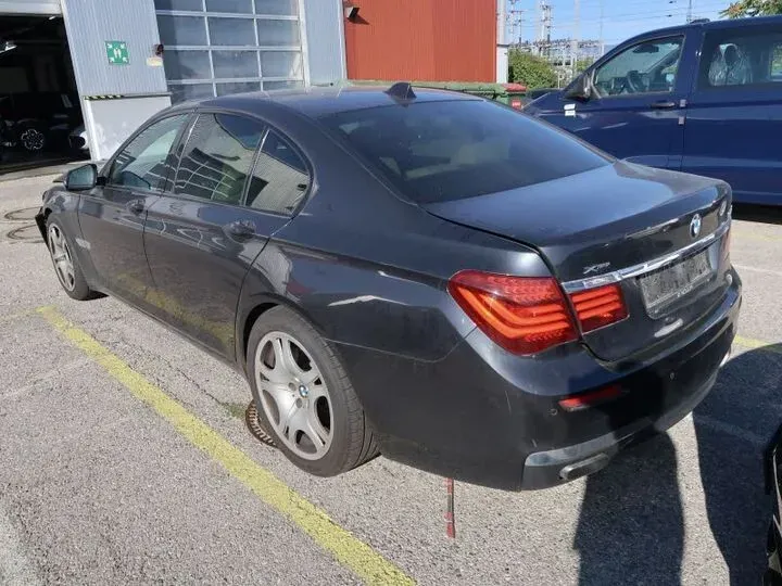 BMW 7 Series 2012 photo 2