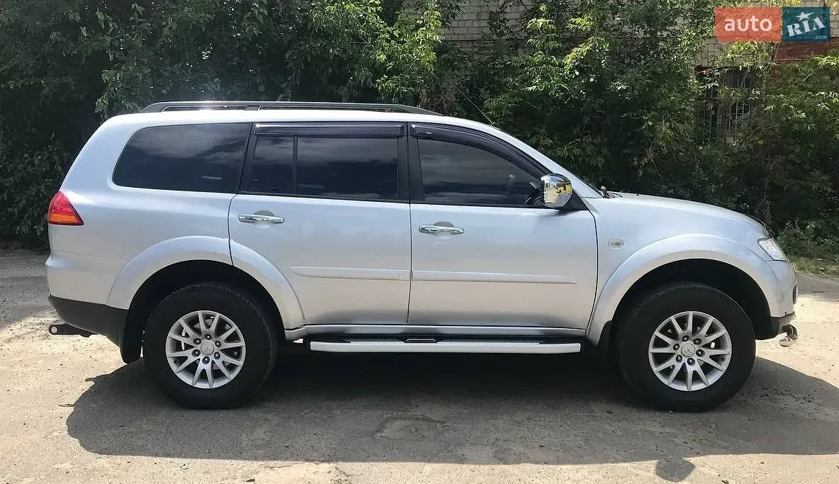 Mitsubishi Pajero Sport 2011 photo 2