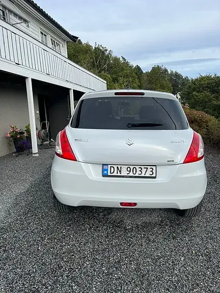 Suzuki Swift 2011 photo 2