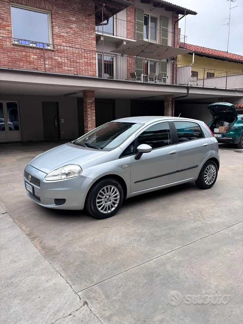 Fiat Grande Punto 2009 photo 2