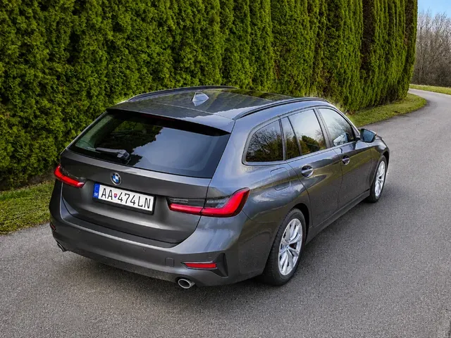 BMW 3 Series Touring 2020 photo 2