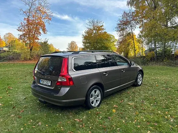 Volvo V70 2010 photo 2