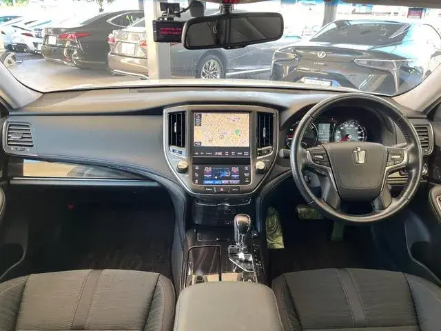 Toyota Crown 2017 photo 2