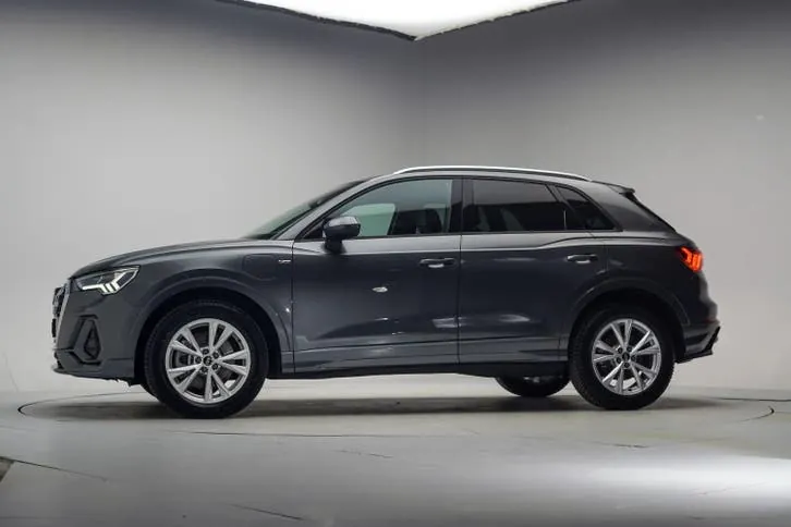 Audi Q3 2021 photo 2