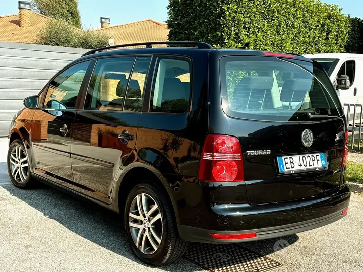 Volkswagen Touran 2010 photo 3
