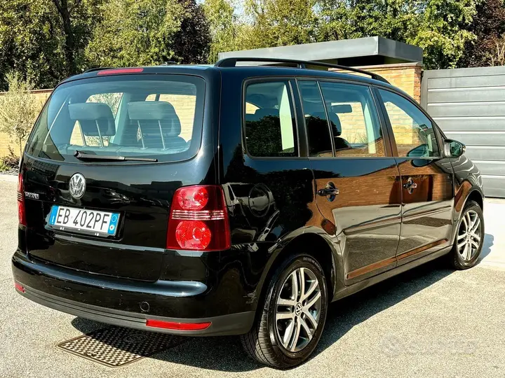 Volkswagen Touran 2010 photo 4