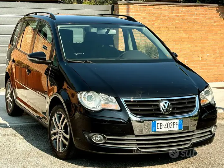 Volkswagen Touran 2010 photo 2