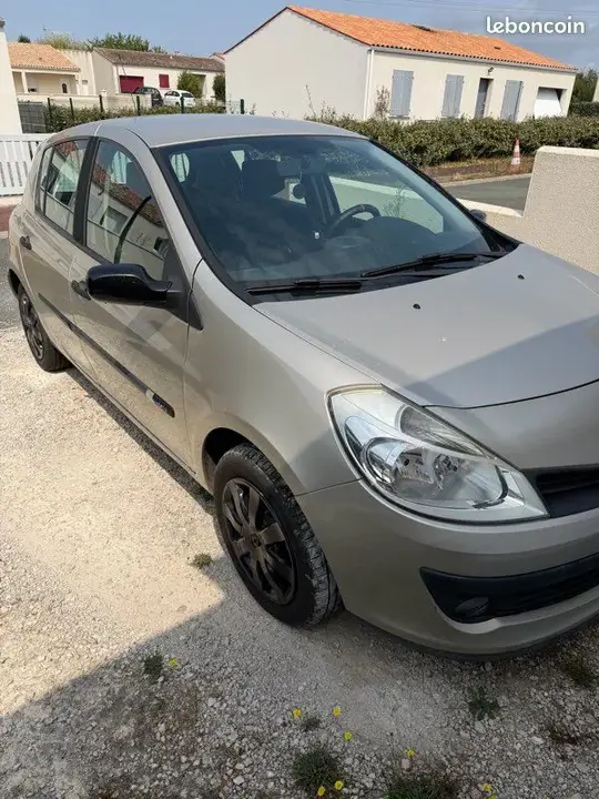 Renault Clio 2006 photo 2