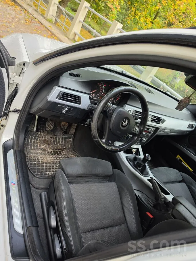 BMW 318 2009 photo 5