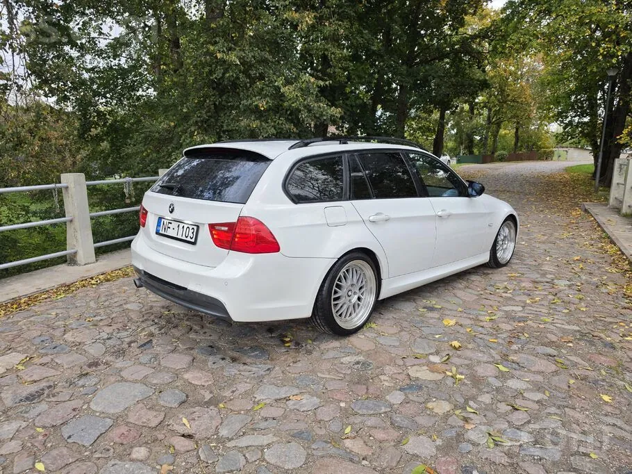 BMW 318 2009 photo 3