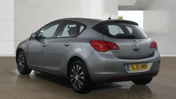 Vauxhall Astra 2010 photo 3