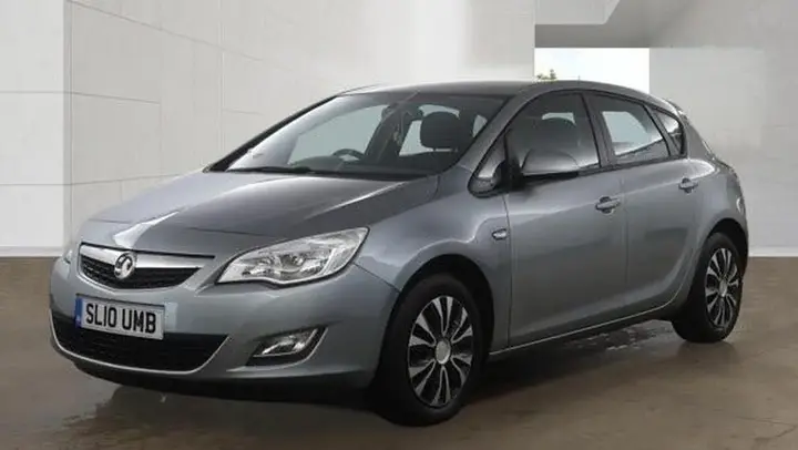 Vauxhall Astra 2010 photo 2